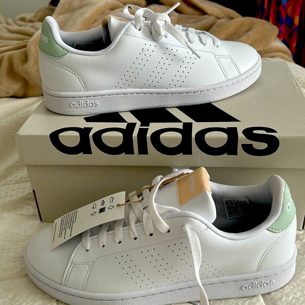Adidas Advantage tennis shoes. Women.